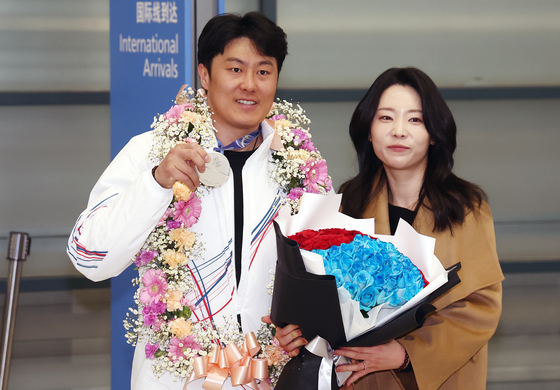 '한국 첫 메달' 김상겸 금의환향 "나이는 중요치 않아…다음엔 금메달"