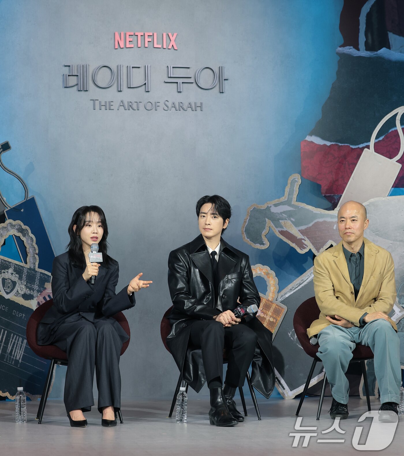 본문 이미지 - 배우 신혜선(왼쪽)이 10일 서울 중구 앰배서더 서울풀만호텔에서 열린 넷플릭스 시리즈 '레이디 두아' 제작발표회에서 취재진 질문에 답하고 있다. '레이디 두아'는 가짜일지라도 명품이 되고 싶었던 여자 ‘사라킴(신혜선 분)’과 그녀의 욕망을 추적하는 형사 ‘무경(이준혁 분)’의 이야기를 그린 미스터리 스릴러다. 2026.2.10 ⓒ 뉴스1 권현진 기자