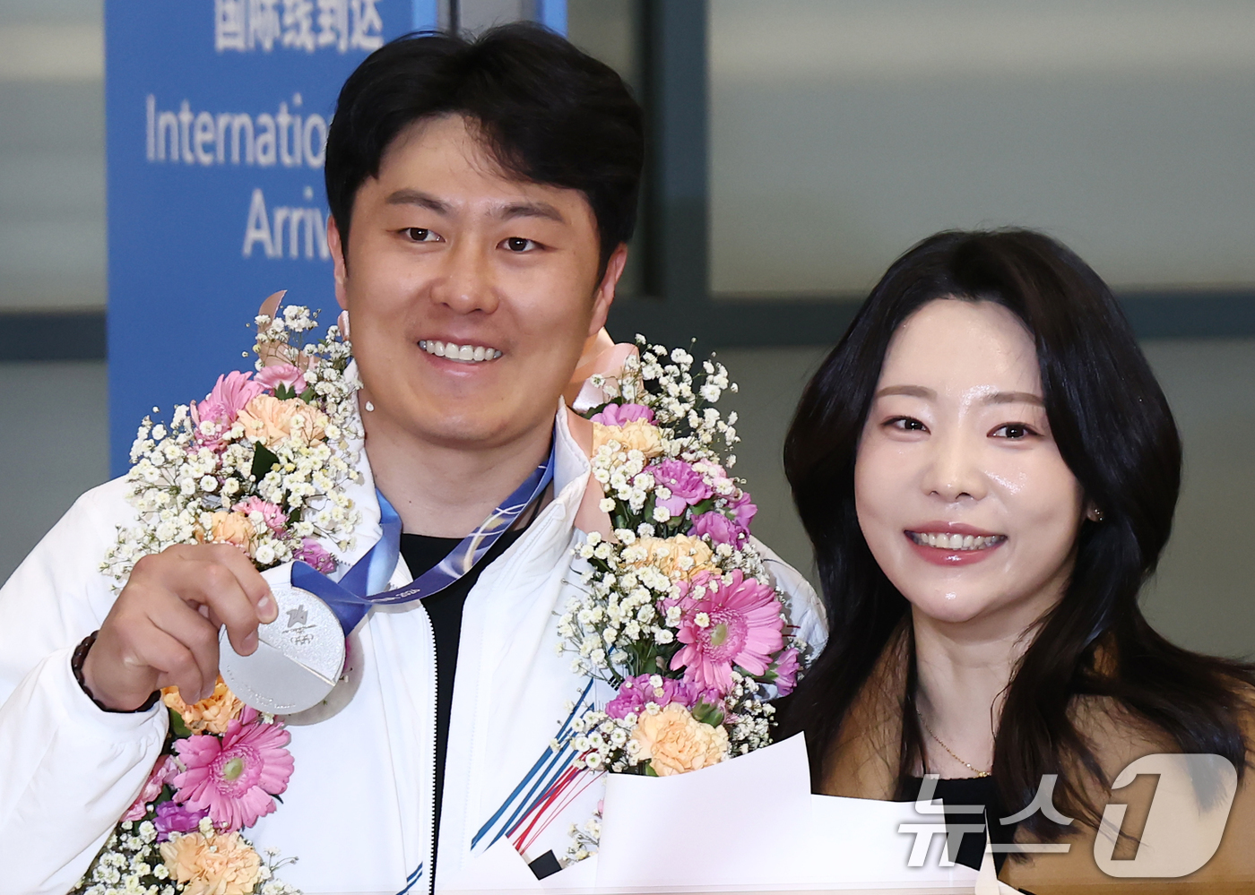 (인천공항=뉴스1) 김민지 기자 = 2026 밀라노·코르티나담페초 동계 올림픽에서 한국에 400번째 올림픽 메달을 안겨준 스노보드 김상겸이 10일 오전 인천국제공항을 통해 귀국하며 …