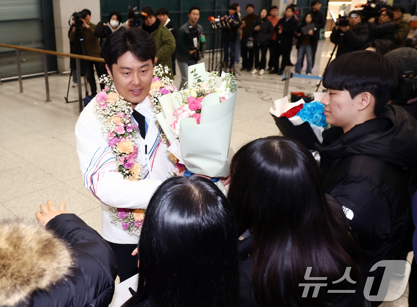 (인천공항=뉴스1) 김민지 기자 = 2026 밀라노·코르티나담페초 동계 올림픽에서 한국에 400번째 올림픽 메달을 안겨준 스노보드 김상겸이 10일 오전 인천국제공항을 통해 귀국하며 …