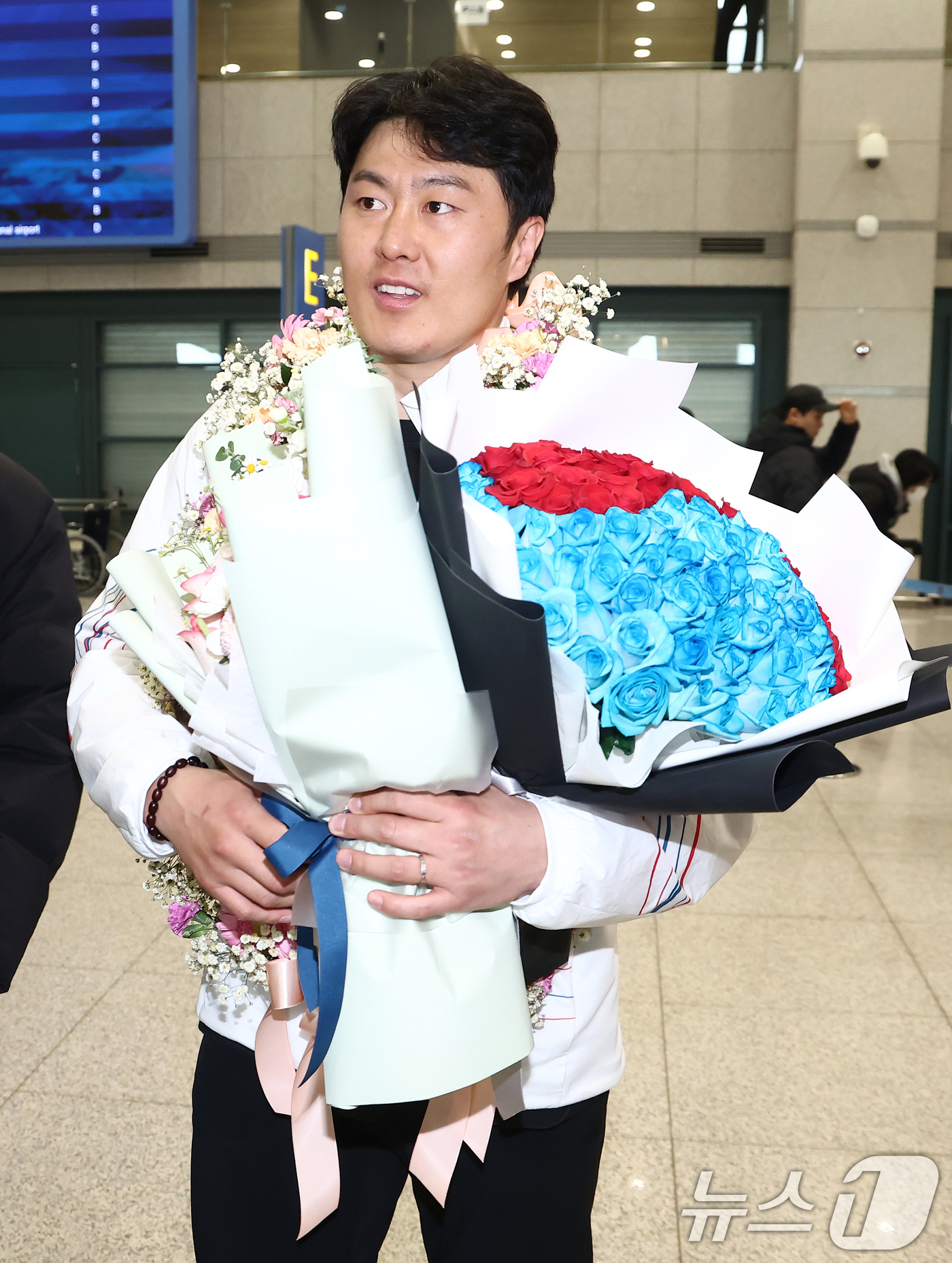 (인천공항=뉴스1) 김민지 기자 = 2026 밀라노·코르티나담페초 동계 올림픽에서 한국에 400번째 올림픽 메달을 안겨준 스노보드 김상겸이 10일 오전 인천국제공항을 통해 귀국하고 …