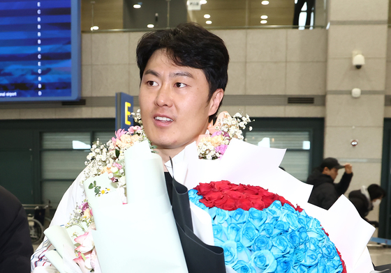 밝은 표정으로 귀국한 김상겸