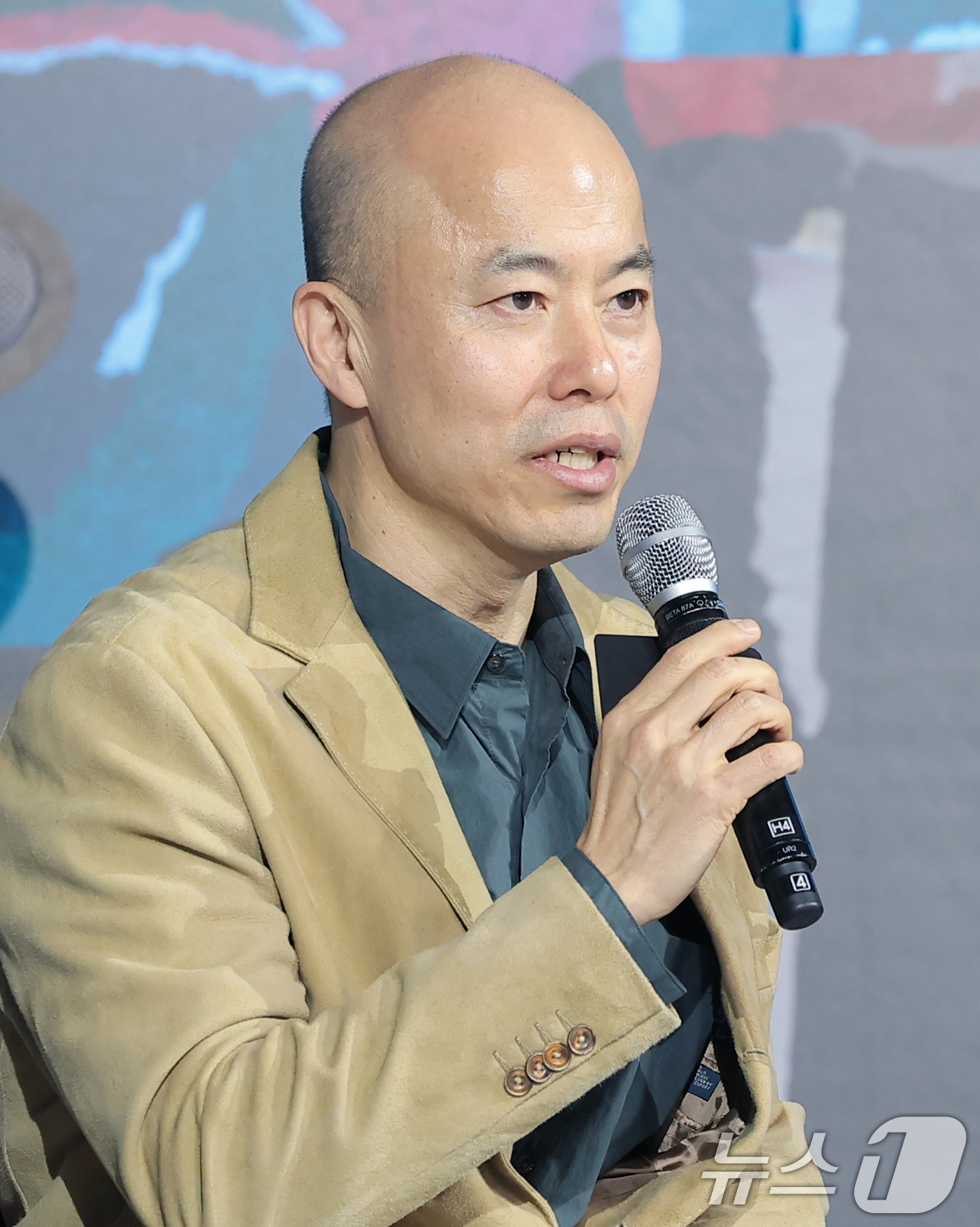 (서울=뉴스1) 권현진 기자 = 김진민 감독이 10일 서울 중구 앰배서더 서울풀만호텔에서 열린 넷플릭스 시리즈 '레이디 두아' 제작발표회에서 취재진 질문에 답하고 있다.'레이디 두 …