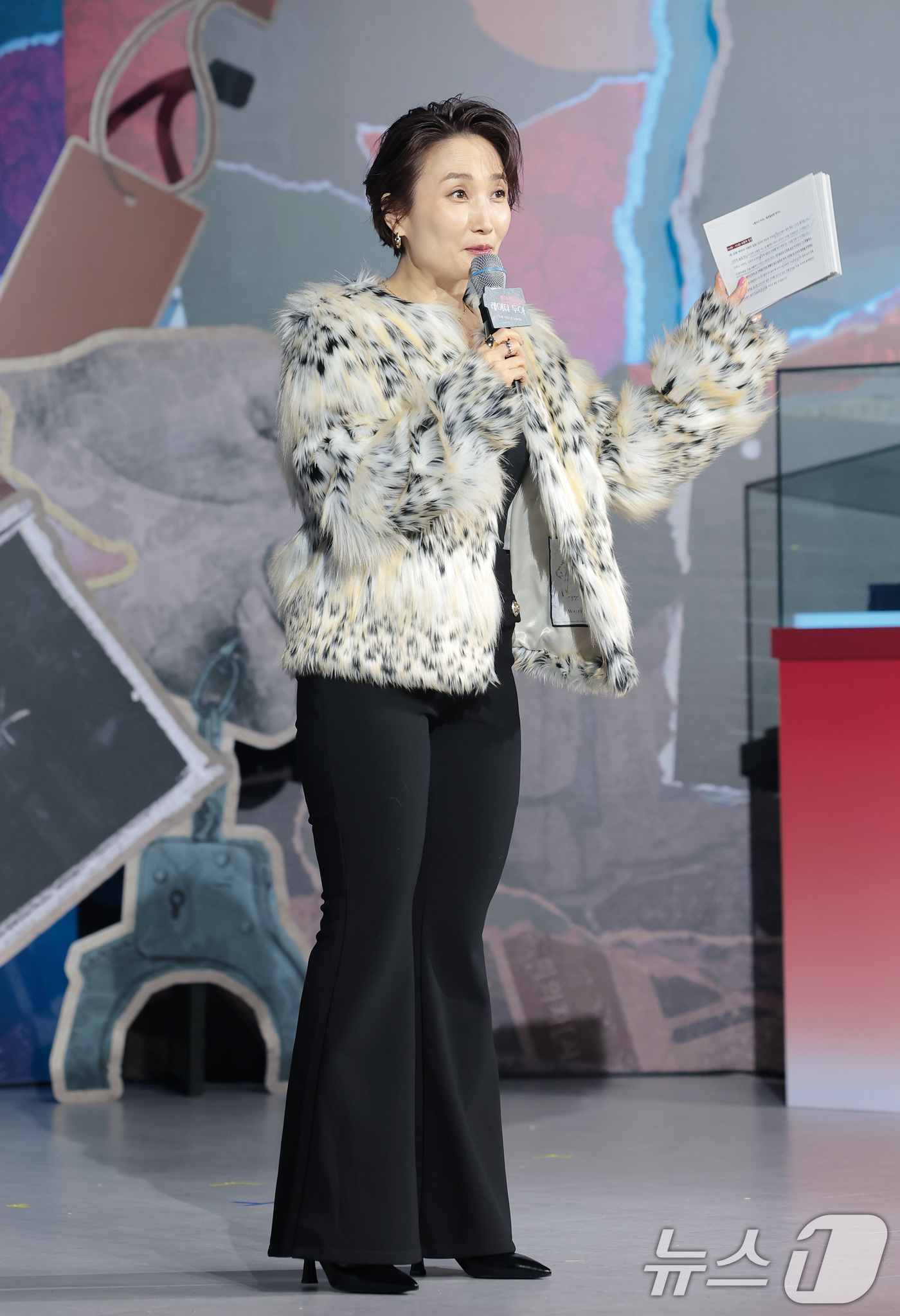 (서울=뉴스1) 권현진 기자 = 방송인 박경림이 10일 서울 중구 앰배서더 서울풀만호텔에서 열린 넷플릭스 시리즈 '레이디 두아' 제작발표회에서 진행을 하고 있다.'레이디 두아'는 …