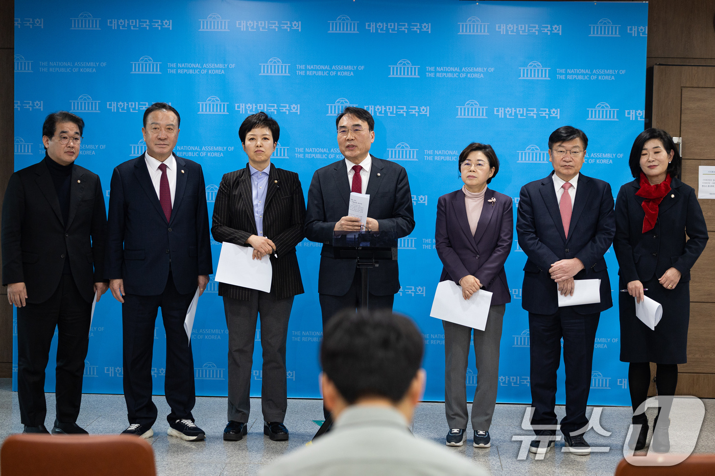 (서울=뉴스1) 유승관 기자 = 국회 국토교통위원회 국민의힘 위원들이 10일 서울 여의도 국회 소통관에서 민주당의 국토교통위 법안(국토부 장관의 토지거래허가구역 지정 권한 강화, …