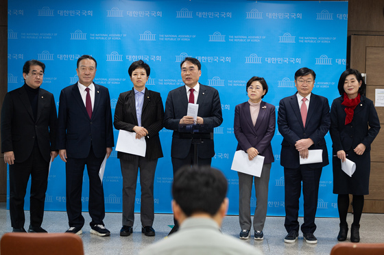 취재진 질문 답하는 국민의힘 국토교통위원들