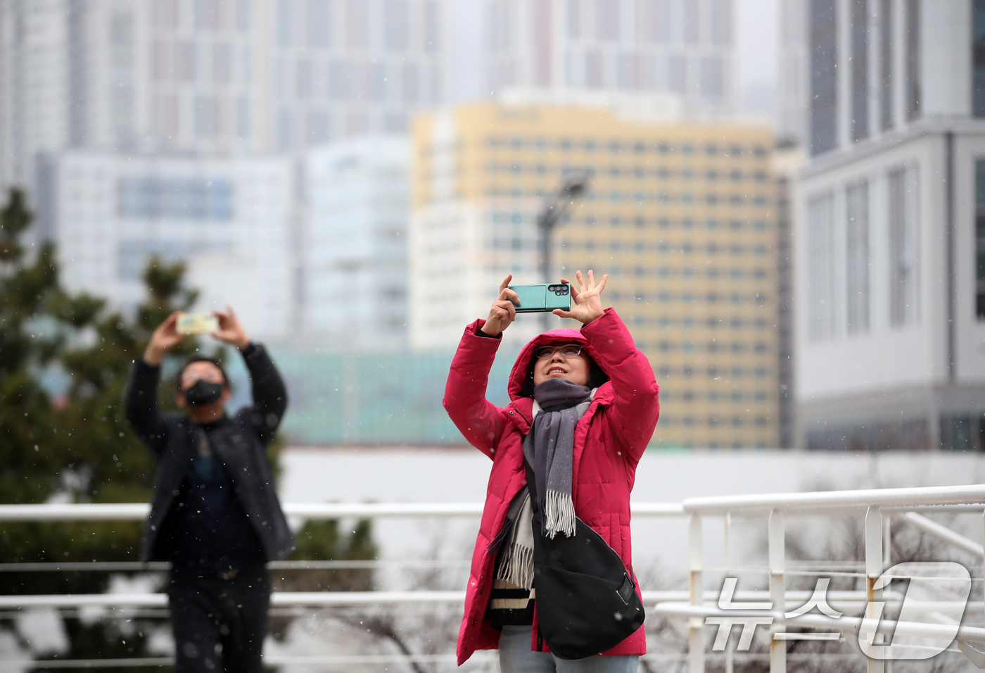 (부산=뉴스1) 윤일지 기자 = 부산지역에 눈이 내린 10일 부산 동구 부산항여객터미널에서 시민이 눈을 감상하고 있다. 2026.2.10/뉴스1