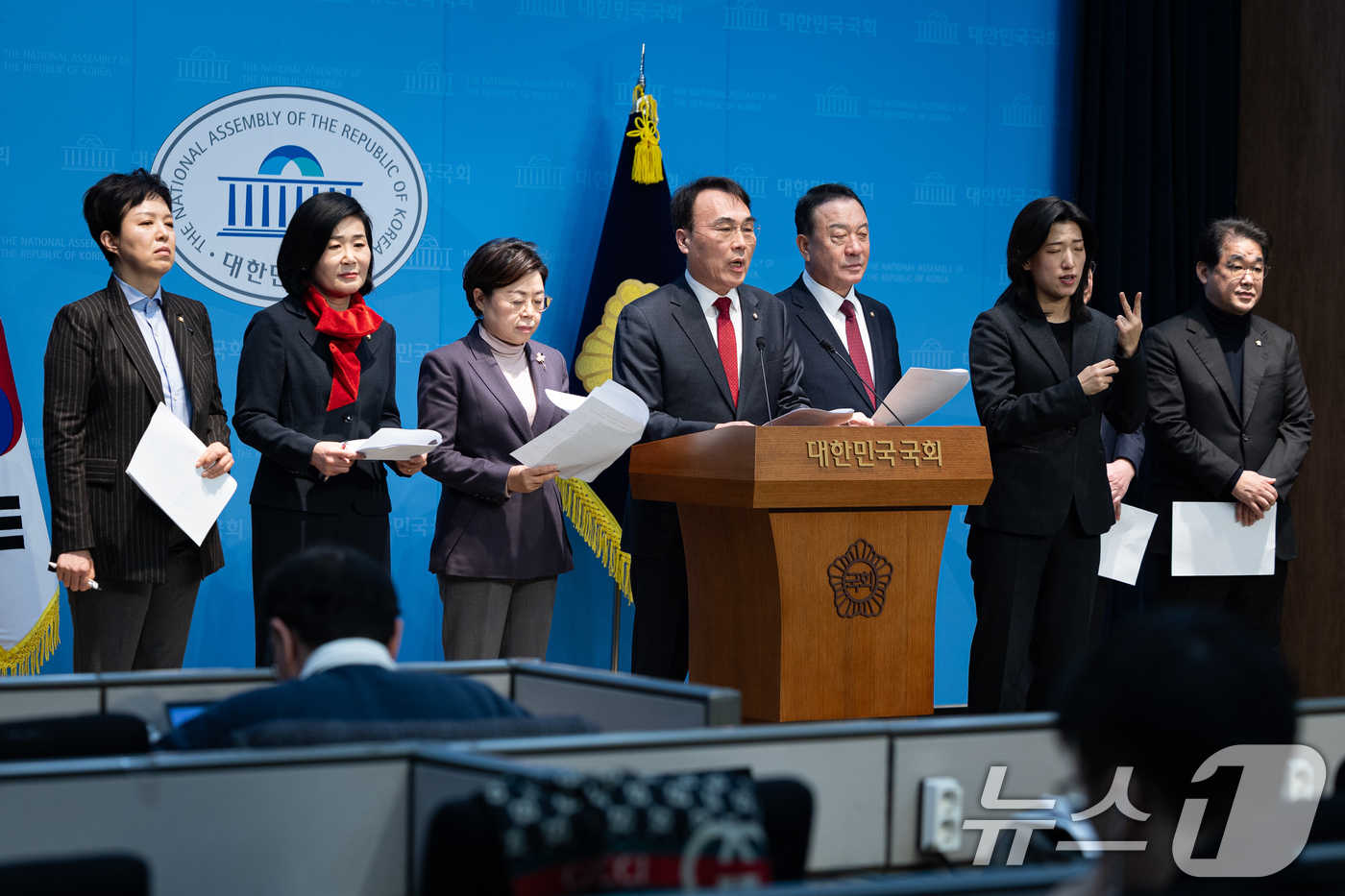 (서울=뉴스1) 유승관 기자 = 국회 국토교통위원회 국민의힘 위원들이 10일 서울 여의도 국회 소통관에서 민주당의 국토교통위 법안(국토부 장관의 토지거래허가구역 지정 권한 강화, …