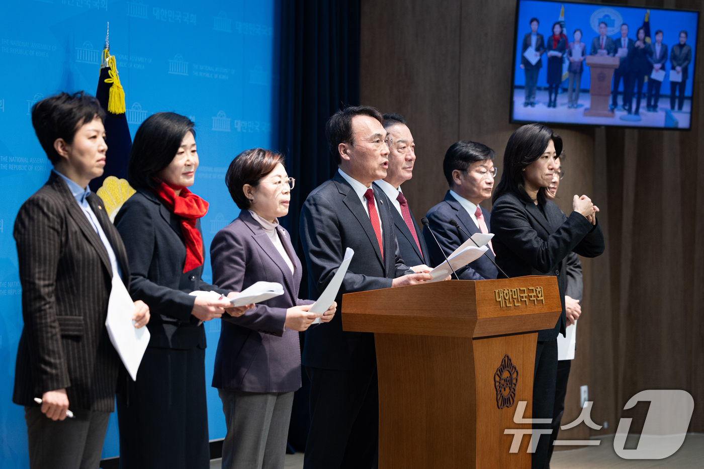 (서울=뉴스1) 유승관 기자 = 국회 국토교통위원회 국민의힘 위원들이 10일 서울 여의도 국회 소통관에서 민주당의 국토교통위 법안(국토부 장관의 토지거래허가구역 지정 권한 강화, …