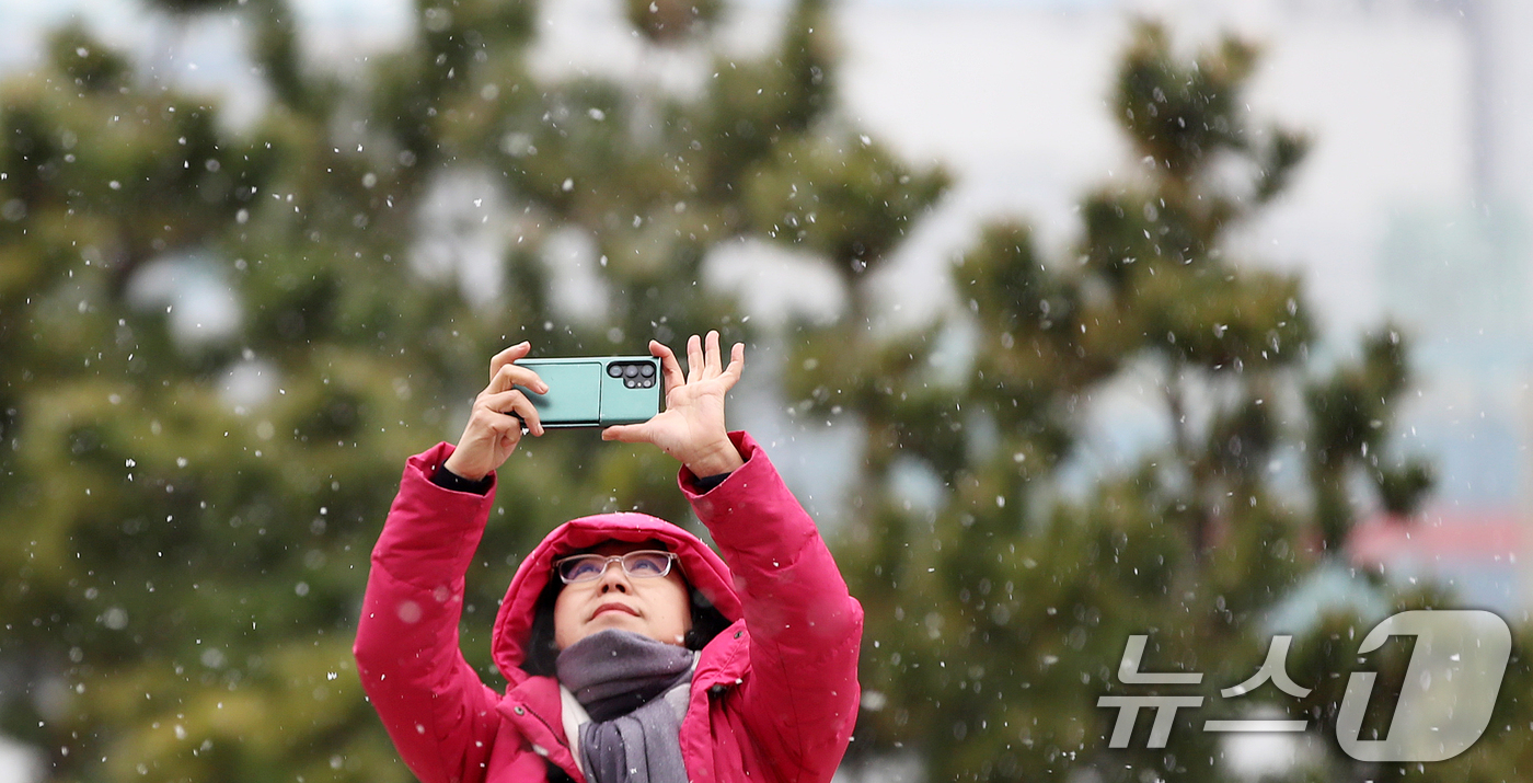 (부산=뉴스1) 윤일지 기자 = 부산지역에 눈이 내린 10일 부산 동구 부산항여객터미널에서 시민이 눈을 감상하고 있다. 2026.2.10/뉴스1
