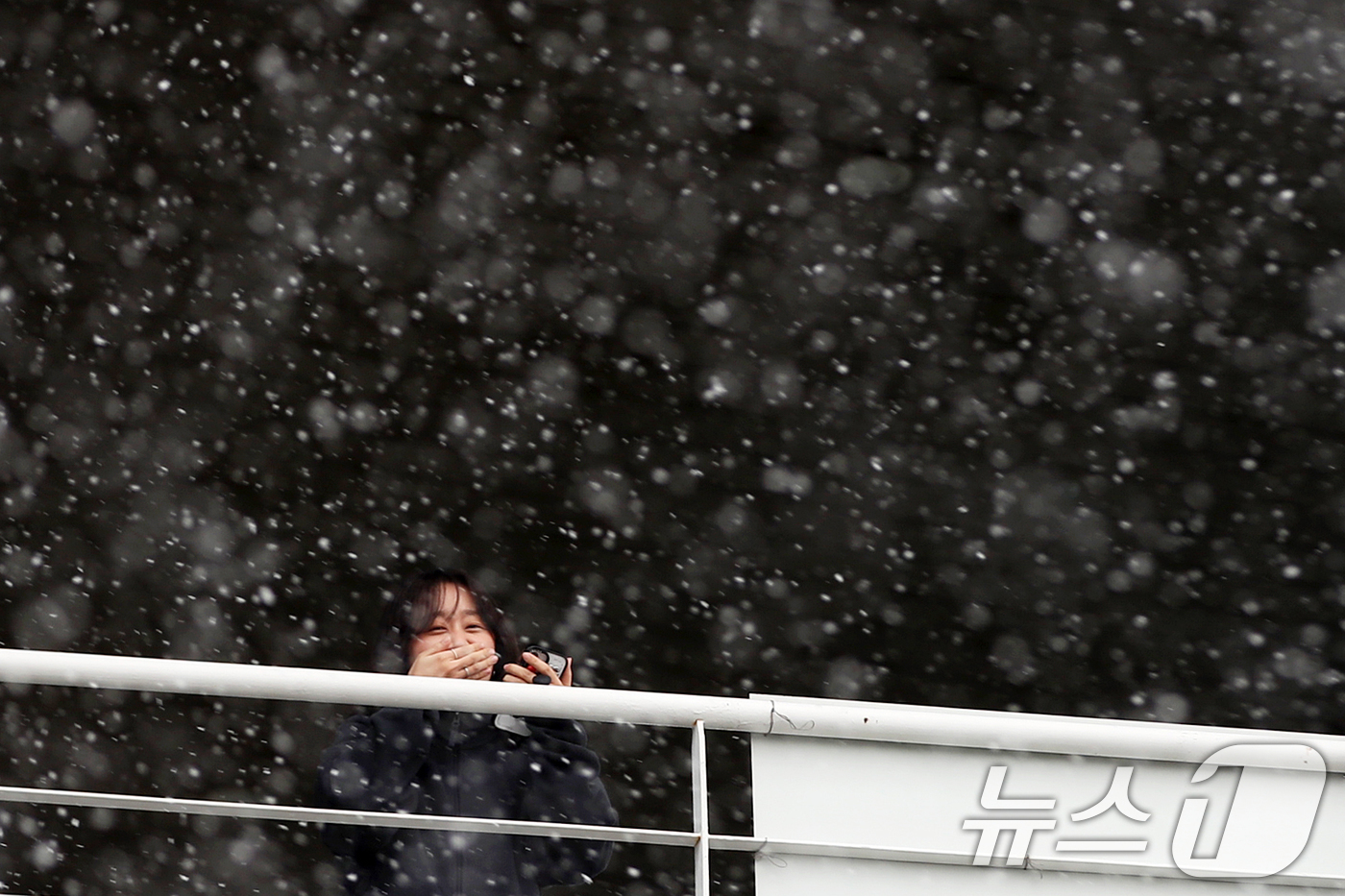 (부산=뉴스1) 윤일지 기자 = 부산지역에 눈이 내린 10일 부산 동구 부산항여객터미널에서 시민이 눈을 감상하고 있다. 2026.2.10/뉴스1