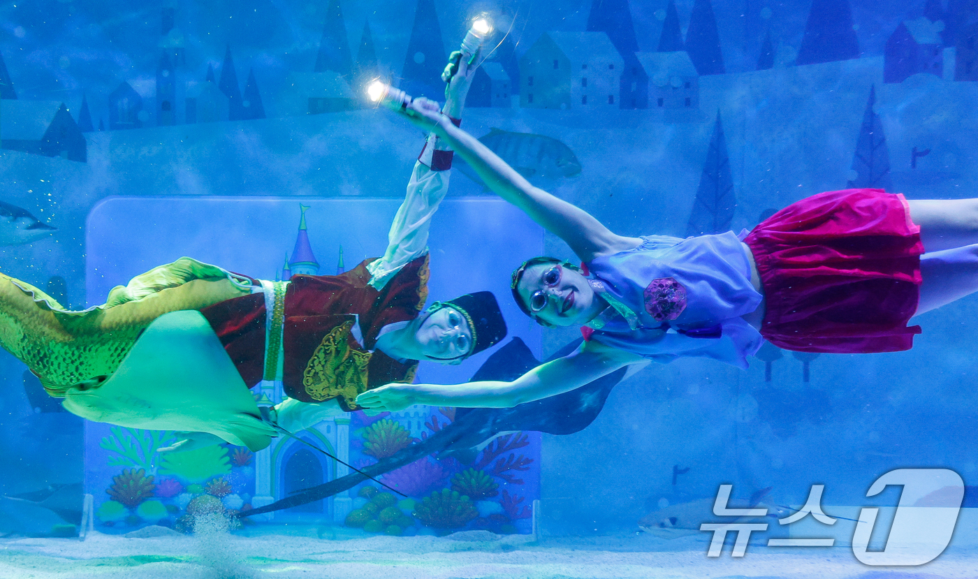 (서울=뉴스1) 안은나 기자 = 수중 공연자들이 설 연휴를 앞둔 10일 오전 서울 강남구 씨라이프 코엑스 아쿠아리움에서 '인어 왕자의 환상적인 생일 파티' 공연을 펼치고 있다. 2 …