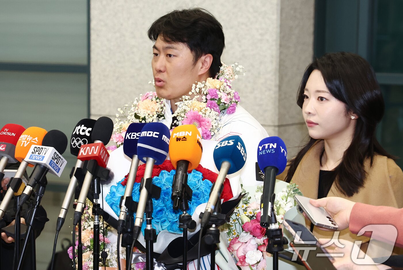 본문 이미지 - 2026 밀라노·코르티나담페초 동계 올림픽에서 한국에 400번째 올림픽 메달을 안겨준 스노보드 김상겸이 10일 오전 인천국제공항을 통해 귀국, 취재진 질의에 답변하고 있다. 오른쪽은 아내 박한솔 씨. 2026.2.10 ⓒ 뉴스1 김민지 기자