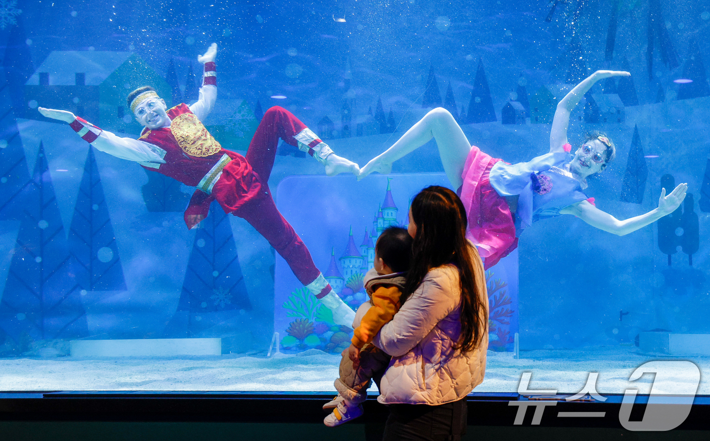 (서울=뉴스1) 안은나 기자 = 수중 공연자들이 설 연휴를 앞둔 10일 오전 서울 강남구 씨라이프 코엑스 아쿠아리움에서 '인어 왕자의 환상적인 생일 파티' 공연을 마친 뒤 새해 인 …