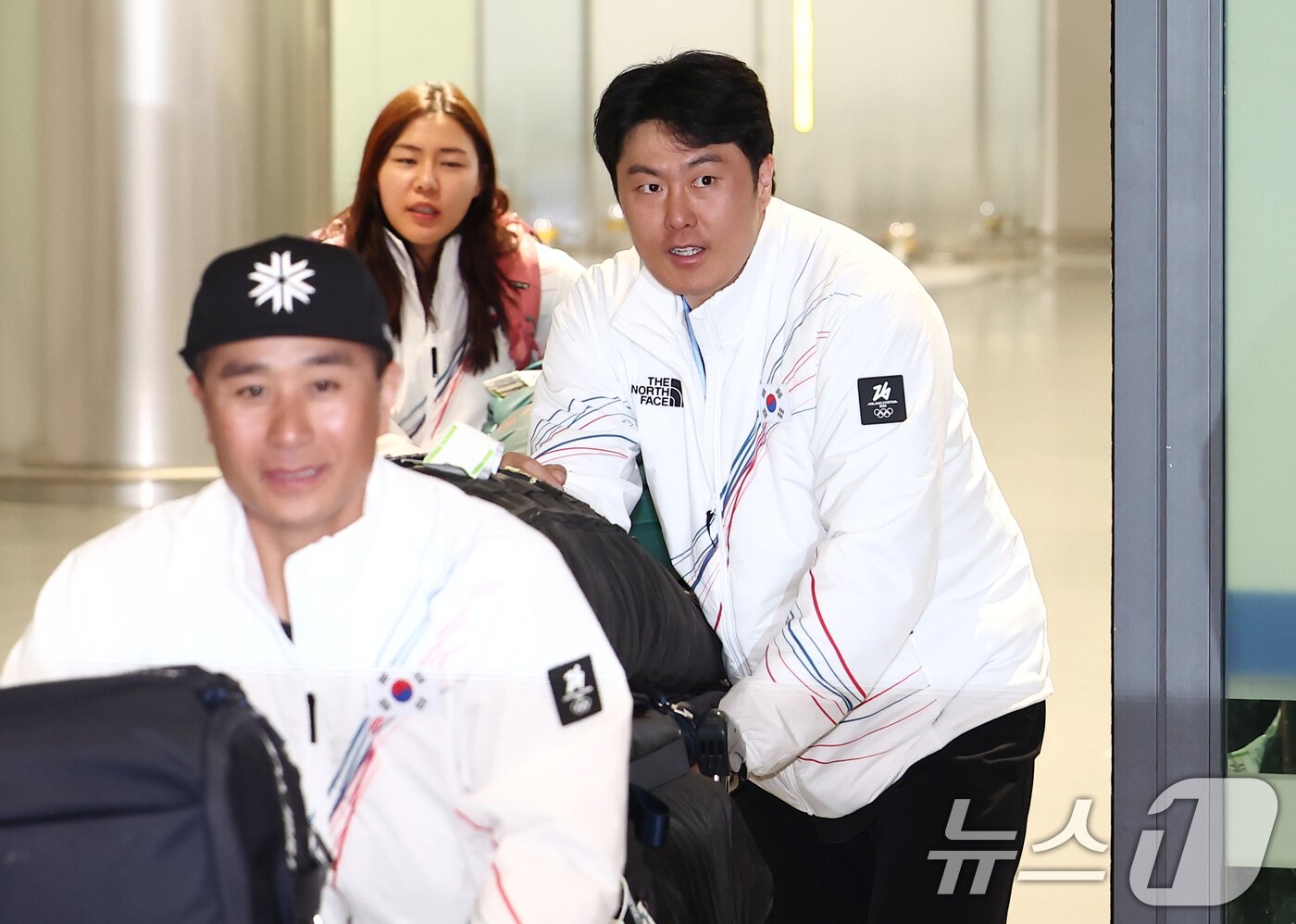 본문 이미지 - 2026 밀라노·코르티나담페초 동계 올림픽에서 한국에 400번째 올림픽 메달을 안겨준 스노보드 김상겸이 10일 오전 인천국제공항을 통해 귀국하고 있다. 2026.2.10 ⓒ 뉴스1 김민지 기자