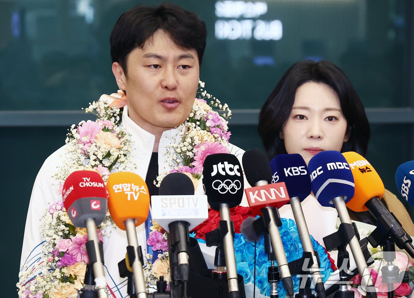 본문 이미지 - 2026 밀라노·코르티나담페초 동계 올림픽에서 한국에 400번째 올림픽 메달을 안겨준 스노보드 김상겸이 10일 오전 인천국제공항을 통해 귀국, 취재진 질의에 답변하고 있다. 오른쪽은 아내 박한솔 씨. 2026.2.10 ⓒ 뉴스1 김민지 기자
