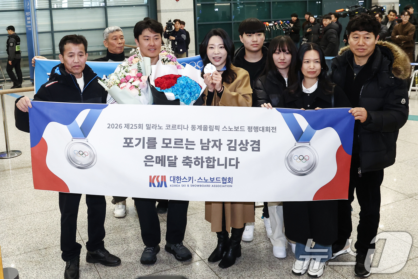 (인천공항=뉴스1) 김민지 기자 = 2026 밀라노·코르티나담페초 동계 올림픽에서 한국에 400번째 올림픽 메달을 안겨준 스노보드 김상겸이 10일 오전 인천국제공항을 통해 귀국하며 …