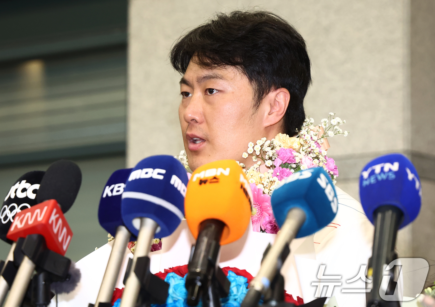 (인천공항=뉴스1) 김민지 기자 = 2026 밀라노·코르티나담페초 동계 올림픽에서 한국에 400번째 올림픽 메달을 안겨준 스노보드 김상겸이 10일 오전 인천국제공항을 통해 귀국, …