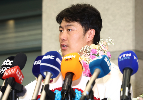 취재진 질의 답변하는 김상겸