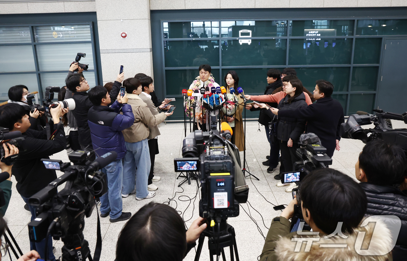 (인천공항=뉴스1) 김민지 기자 = 2026 밀라노·코르티나담페초 동계 올림픽에서 한국에 400번째 올림픽 메달을 안겨준 스노보드 김상겸이 10일 오전 인천국제공항을 통해 귀국, …