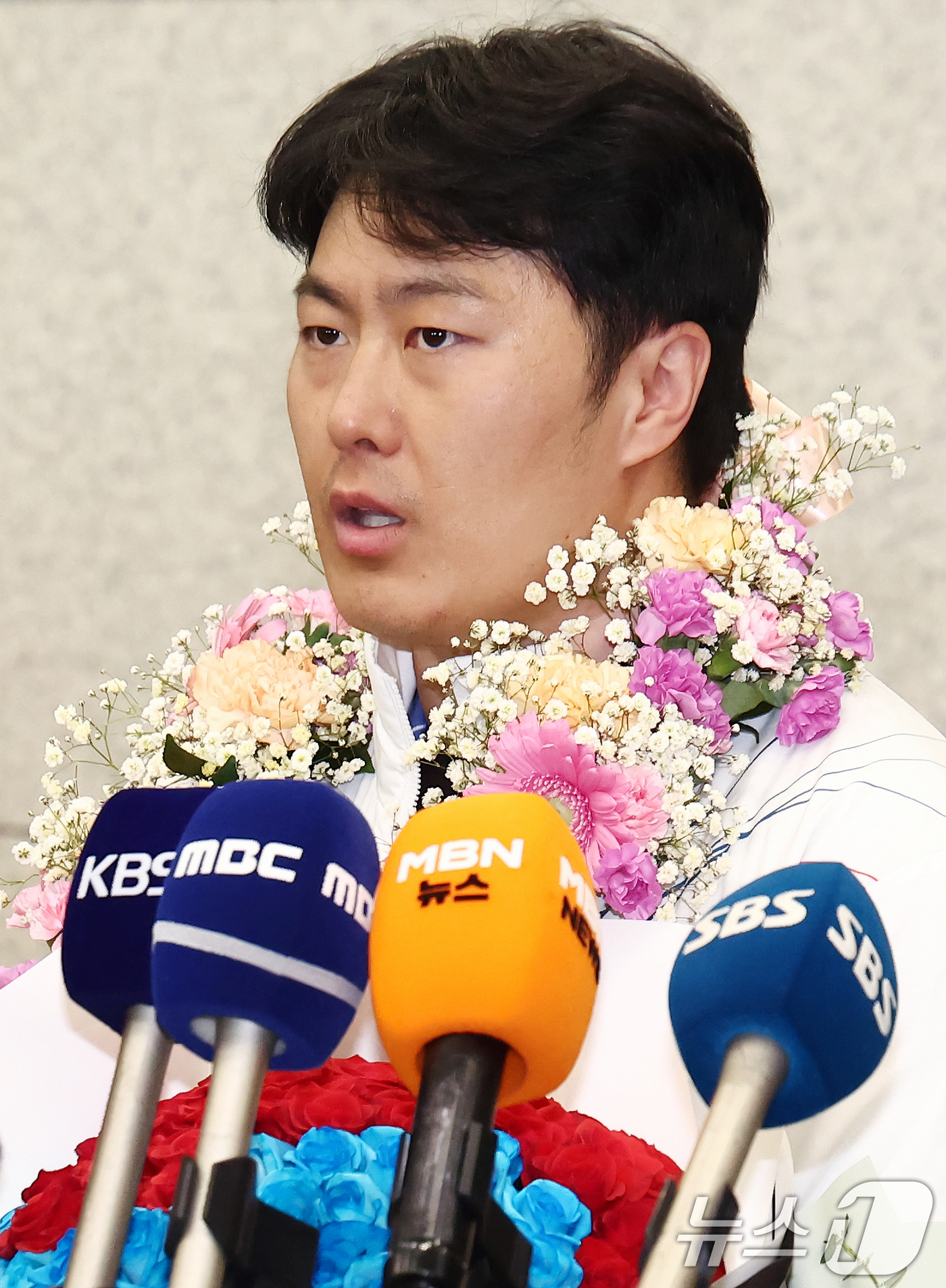 (인천공항=뉴스1) 김민지 기자 = 2026 밀라노·코르티나담페초 동계 올림픽에서 한국에 400번째 올림픽 메달을 안겨준 스노보드 김상겸이 10일 오전 인천국제공항을 통해 귀국, …