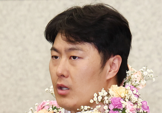 취재진 질의 답변하는 김상겸