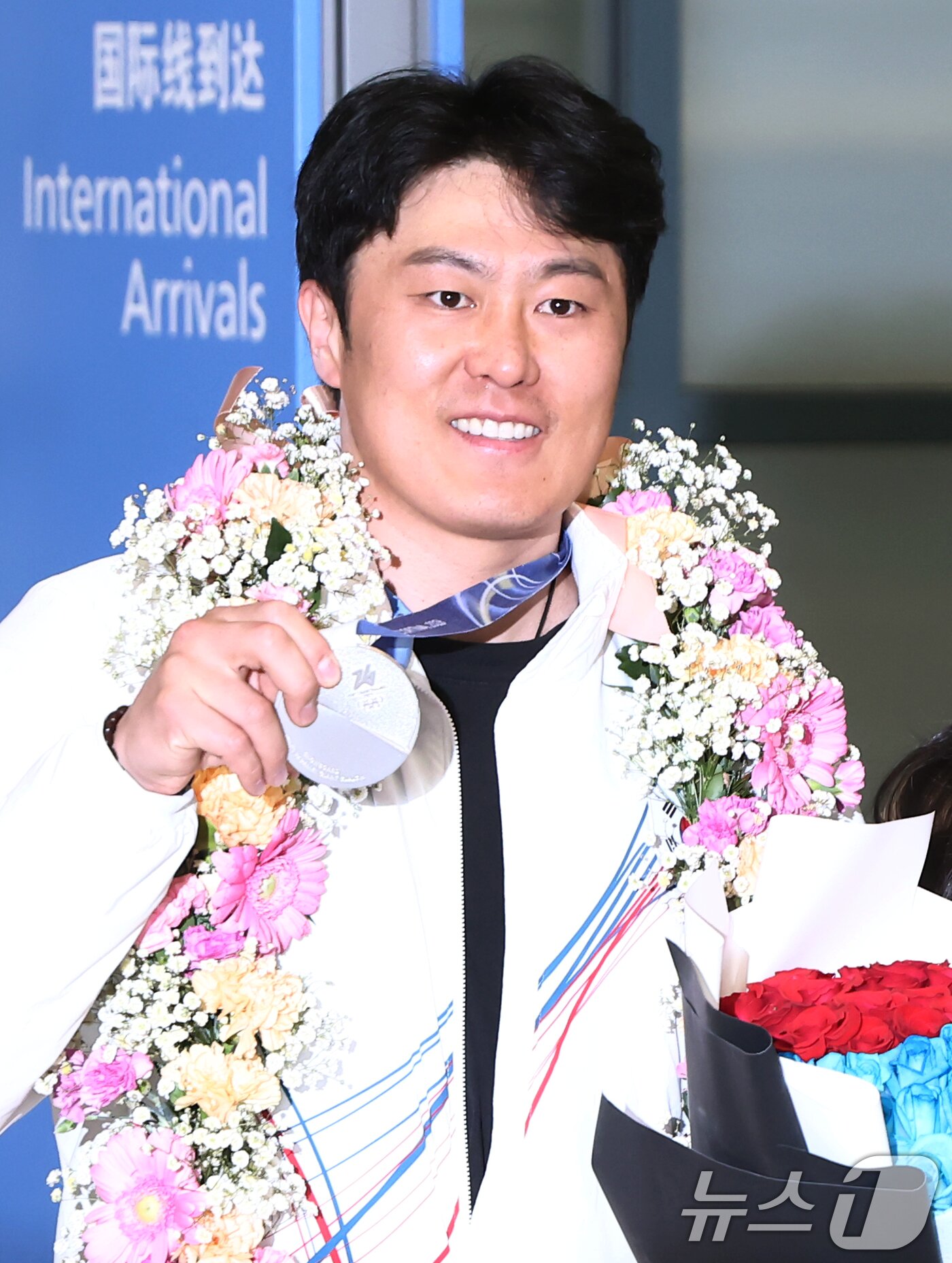 본문 이미지 - 2026 밀라노·코르티나담페초 동계 올림픽에서 한국에 400번째 올림픽 메달을 안겨준 스노보드 김상겸이 10일 오전 인천국제공항을 통해 귀국하며 은메달을 들어보이며 미소 짓고 있다. 2026.2.10 ⓒ 뉴스1 김민지 기자