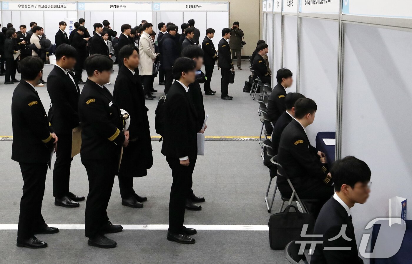 본문 이미지 - 부산 동구 부산항국제전시컨벤션센터에서 지난 2월 열린 '2026 해운선사 해기사 취업박람회'에서 구직자들이 면접을 보기 위해 줄지어 서 있다.ⓒ 뉴스1 윤일지 기자