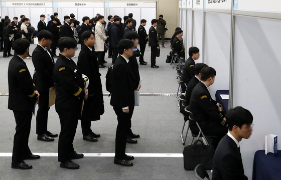 "20년간 신규 채용 중 청년 비중 8.5%p↓…취업까지 11.3개월"