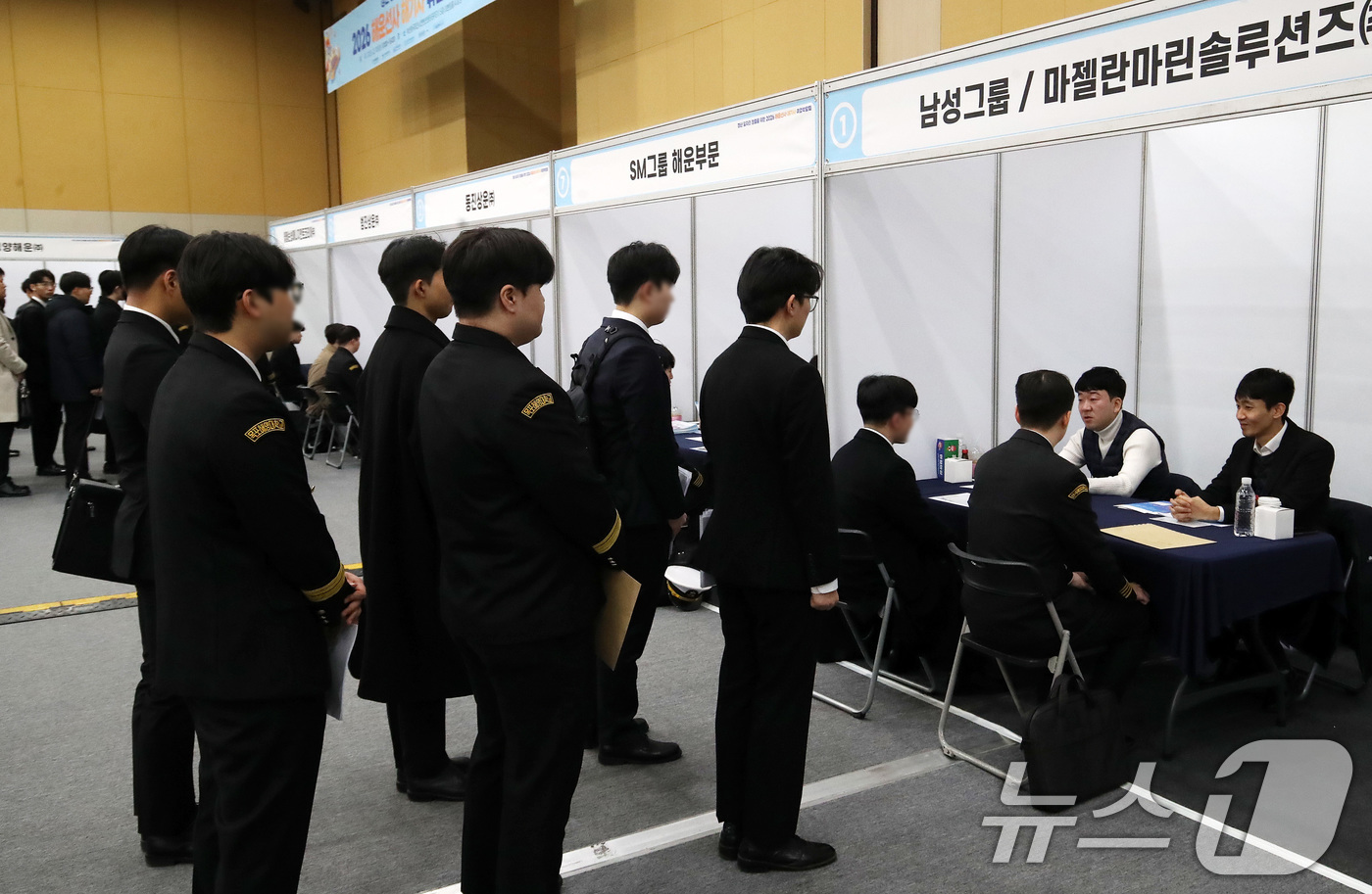 (부산=뉴스1) 윤일지 기자 = 10일 부산 동구 부산항국제전시컨벤션센터에서 열린 '2026 해운선사 해기사 취업박람회'에서 구직자들이 면접을 보기 위해 줄지어 서 있다.이번 취업 …