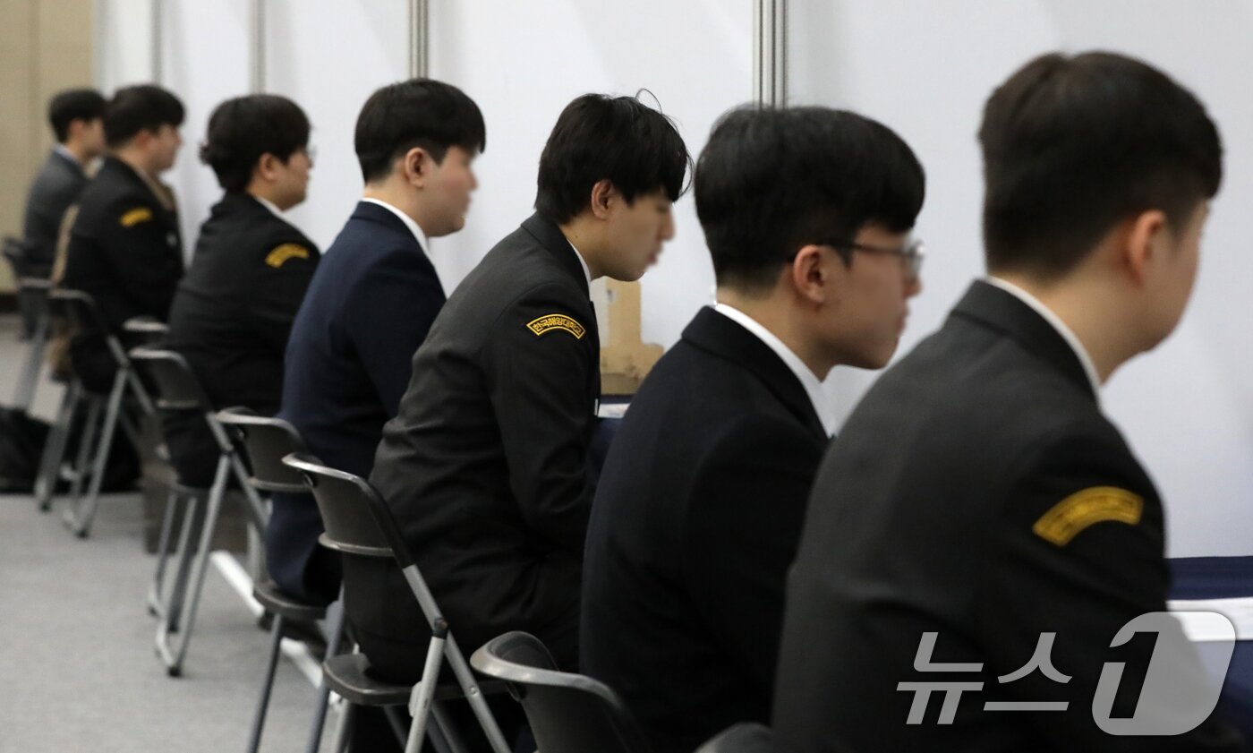 본문 이미지 - 10일 부산 동구 부산항국제전시컨벤션센터에서 열린 '2026 해운선사 해기사 취업박람회'에서 구직자들이 면접을 보고 있다. 2026.2.10 ⓒ 뉴스1 윤일지 기자