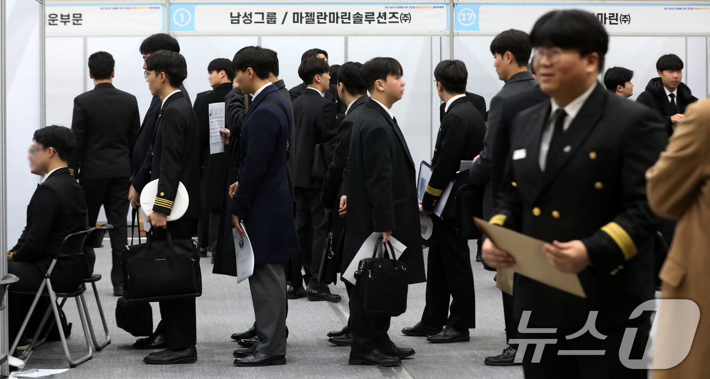 (부산=뉴스1) 윤일지 기자 = 10일 부산 동구 부산항국제전시컨벤션센터에서 열린 '2026 해운선사 해기사 취업박람회'에서 구직자들이 면접을 보고 있다.이번 취업박람회는 해양수산 …
