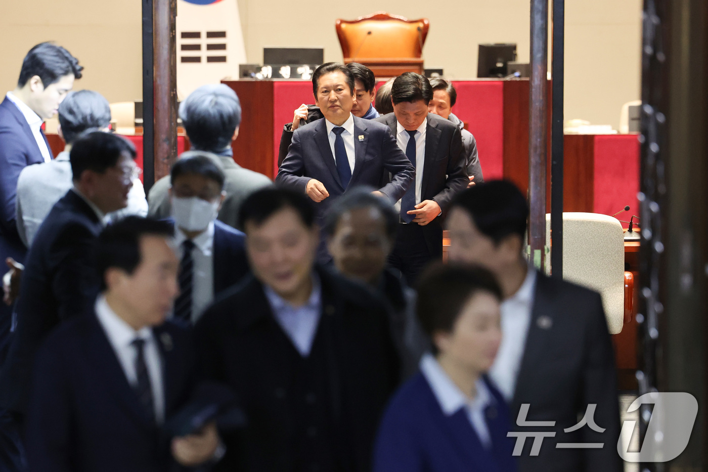 (서울=뉴스1) 신웅수 기자 = 정청래 더불어민주당 대표가 10일 서울 여의도 국회에서 더불어민주당 비공개 의원총회를 마친 후 회의장을 나서고 있다. 2026.2.10/뉴스1