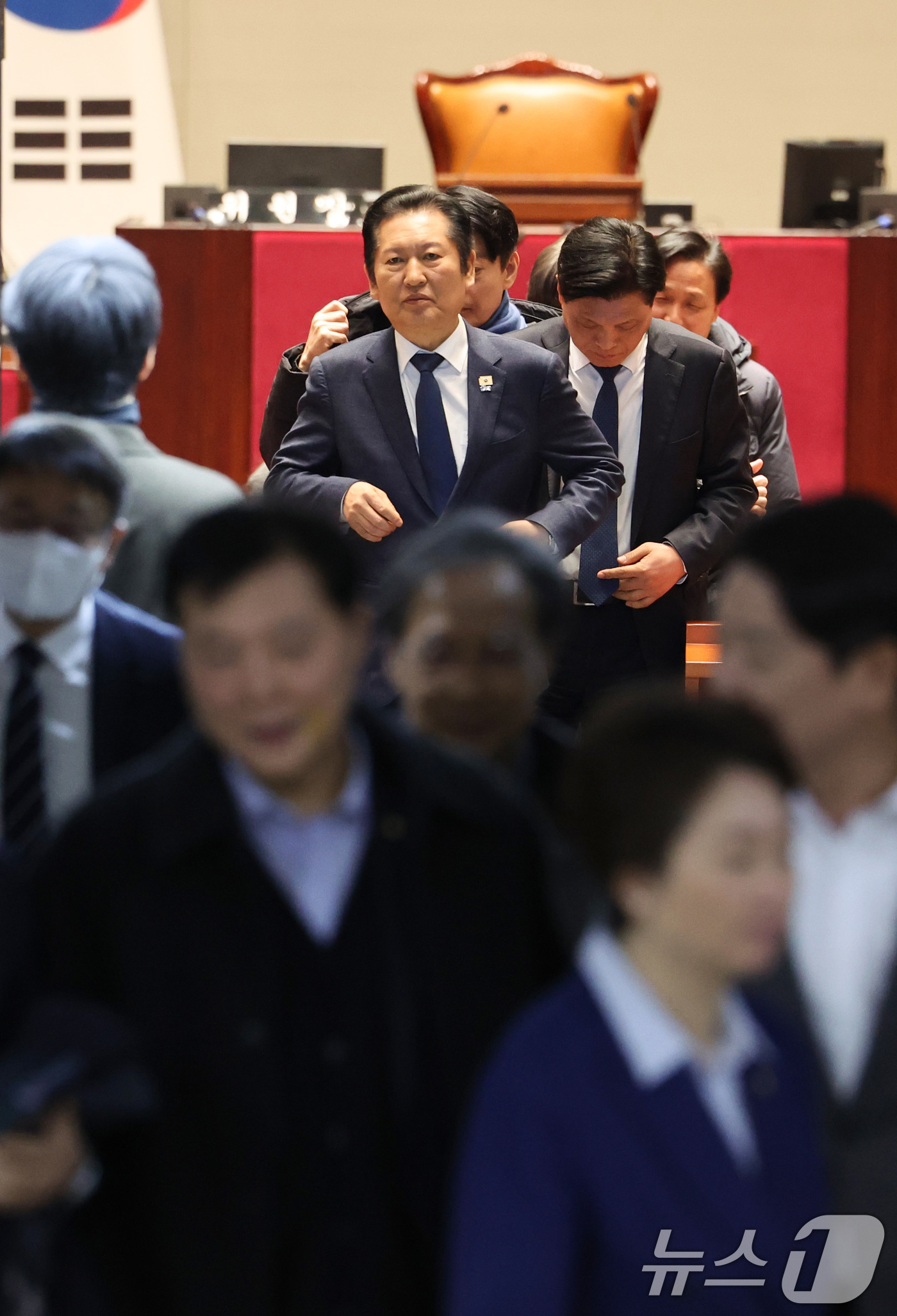 (서울=뉴스1) 신웅수 기자 = 정청래 더불어민주당 대표가 10일 서울 여의도 국회에서 더불어민주당 비공개 의원총회를 마친 후 회의장을 나서고 있다. 2026.2.10/뉴스1