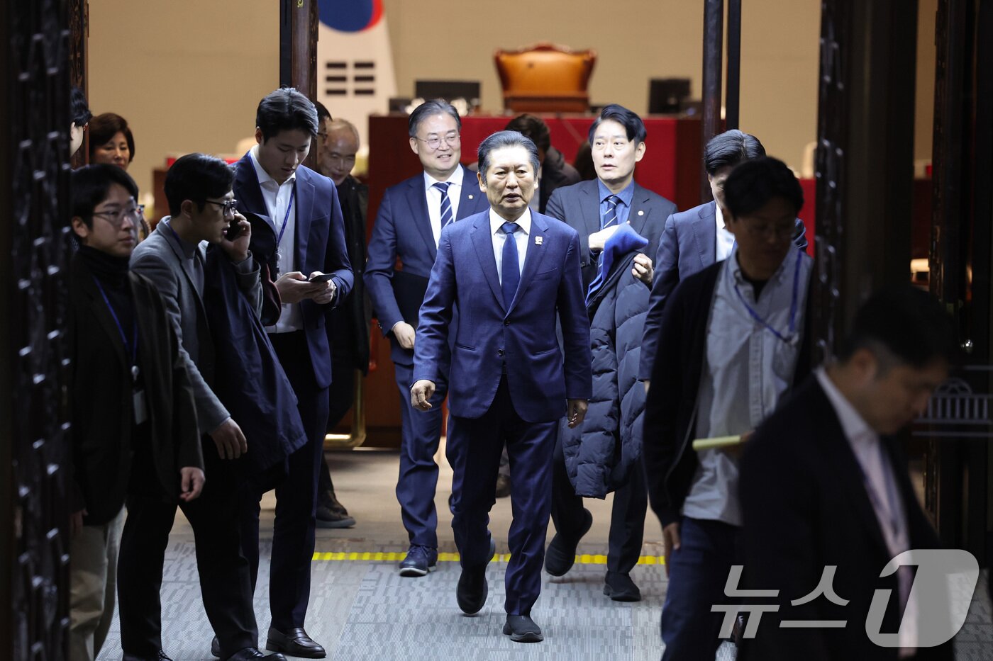 본문 이미지 - 정청래 더불어민주당 대표가 10일 서울 여의도 국회에서 더불어민주당 비공개 의원총회를 마친 후 회의장을 나서고 있다. 2026.2.10 ⓒ 뉴스1 신웅수 기자