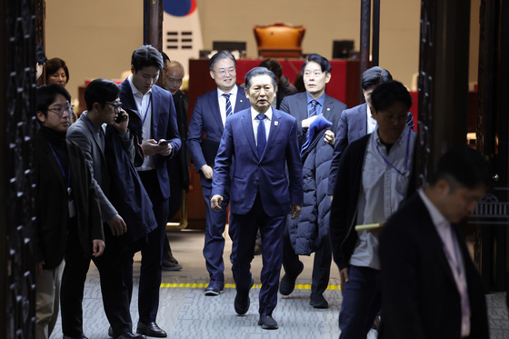 의총장 나서는 정청래 대표