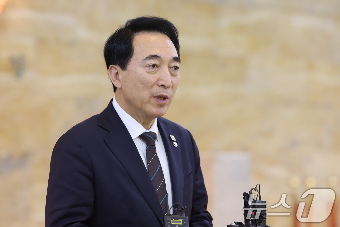 (서울=뉴스1) 신웅수 기자 = 박수현 더불어민주당 대변인이 10일 서울 여의도 국회에서 더불어민주당 비공개 의원총회를 마친 후 회의 결과를 브리핑 하고 있다. 2026.2.10/ …