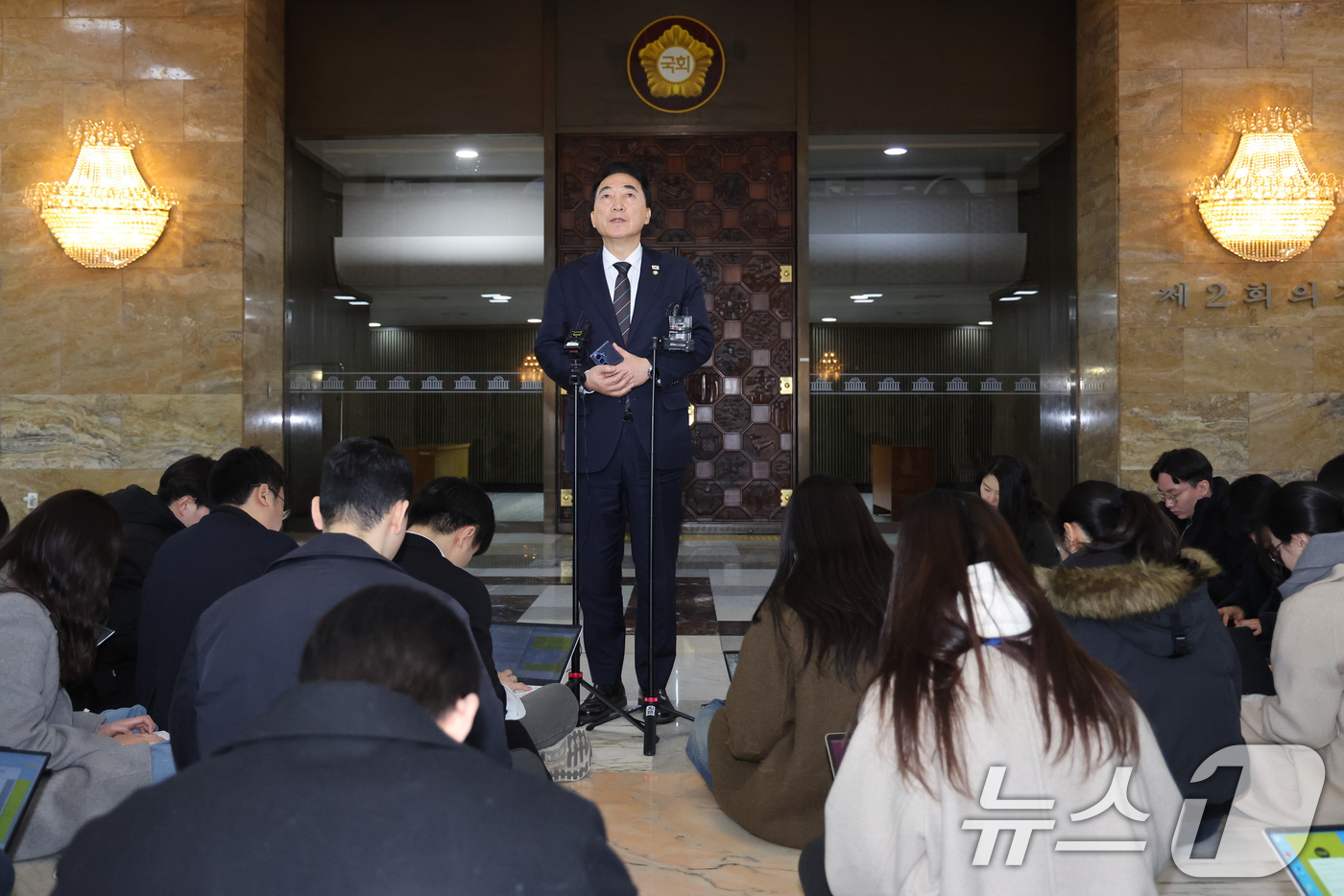 (서울=뉴스1) 신웅수 기자 = 박수현 더불어민주당 대변인이 10일 서울 여의도 국회에서 더불어민주당 비공개 의원총회를 마친 후 회의 결과를 브리핑 하고 있다. 2026.2.10/ …