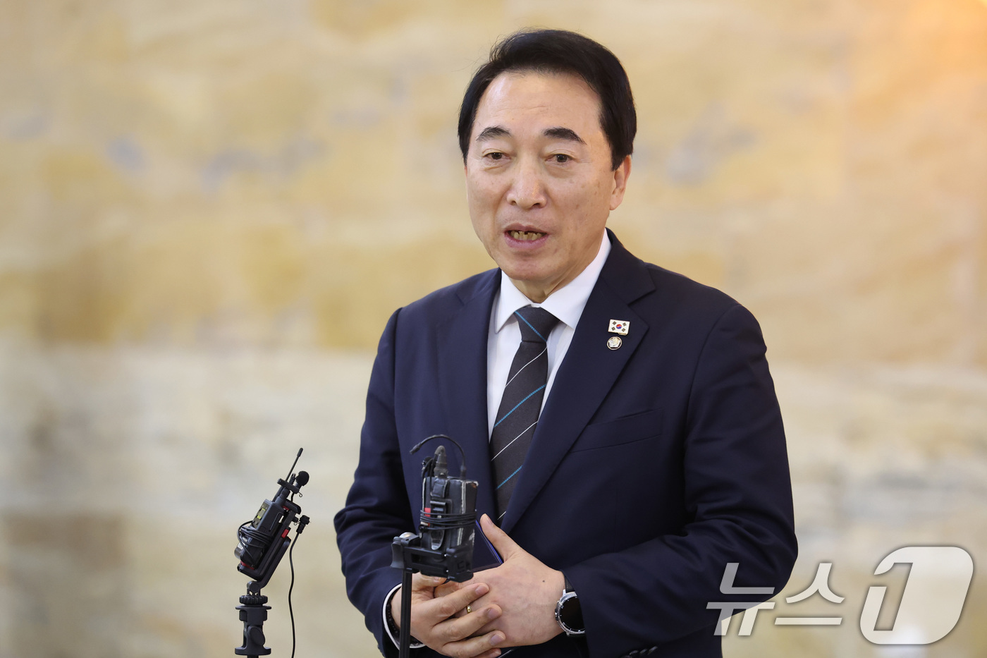 (서울=뉴스1) 신웅수 기자 = 박수현 더불어민주당 대변인이 10일 서울 여의도 국회에서 더불어민주당 비공개 의원총회를 마친 후 회의 결과를 브리핑 하고 있다. 2026.2.10/ …