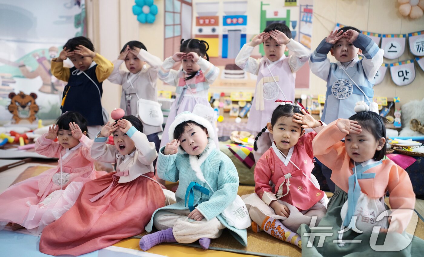 본문 이미지 - 민족 대명절 설을 일주일 앞둔 10일 경기 수원시 영통구 시립힐스광교어린이집에서 아이들이 세배하는 법을 배우고 있다. 2026.2.10 ⓒ 뉴스1 김영운 기자