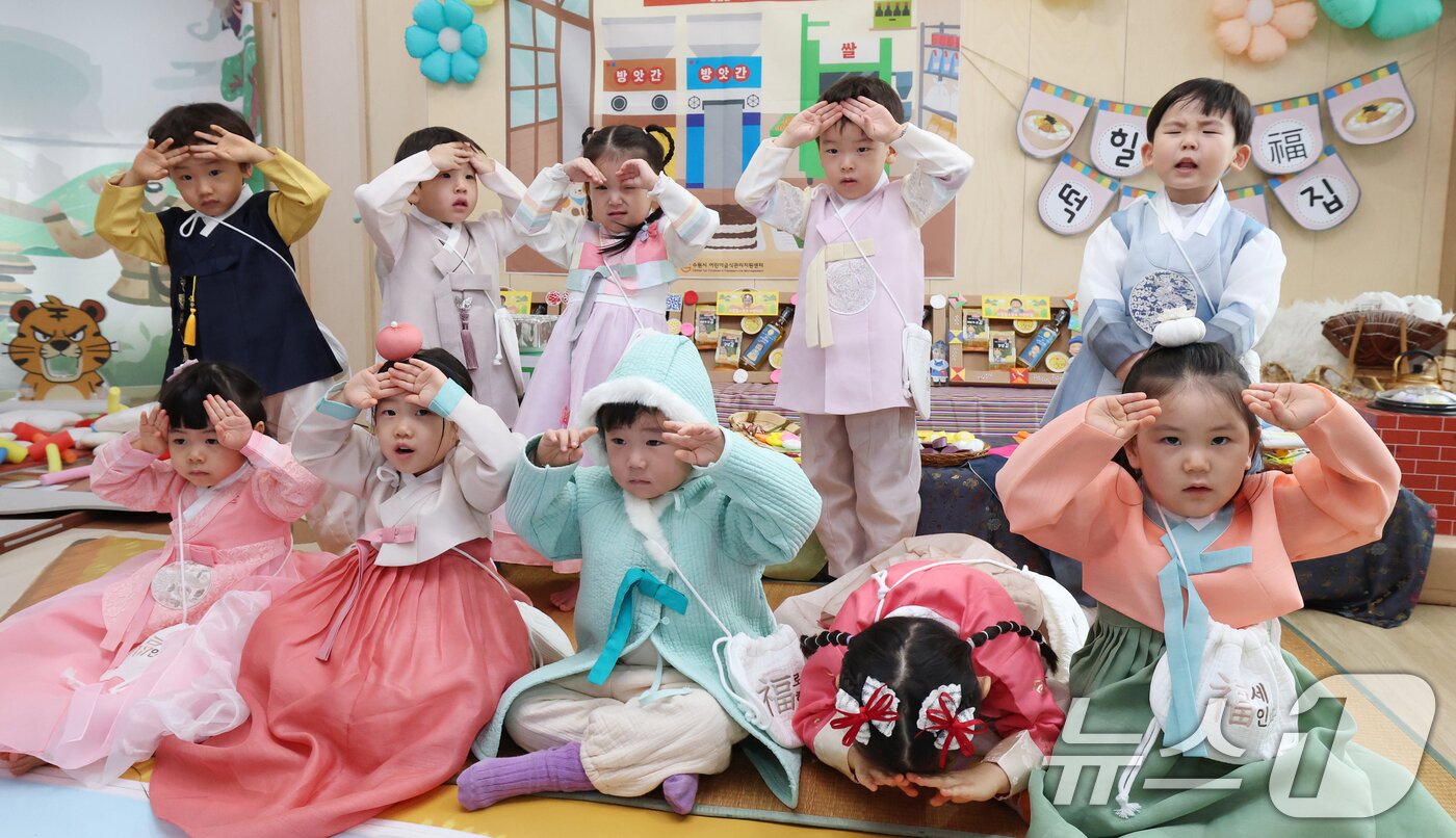 본문 이미지 - 민족 대명절 설을 일주일 앞둔 10일 경기 수원시 영통구 시립힐스광교어린이집에서 아이들이 세배하는 법을 배우고 있다. 2026.2.10 ⓒ 뉴스1 김영운 기자