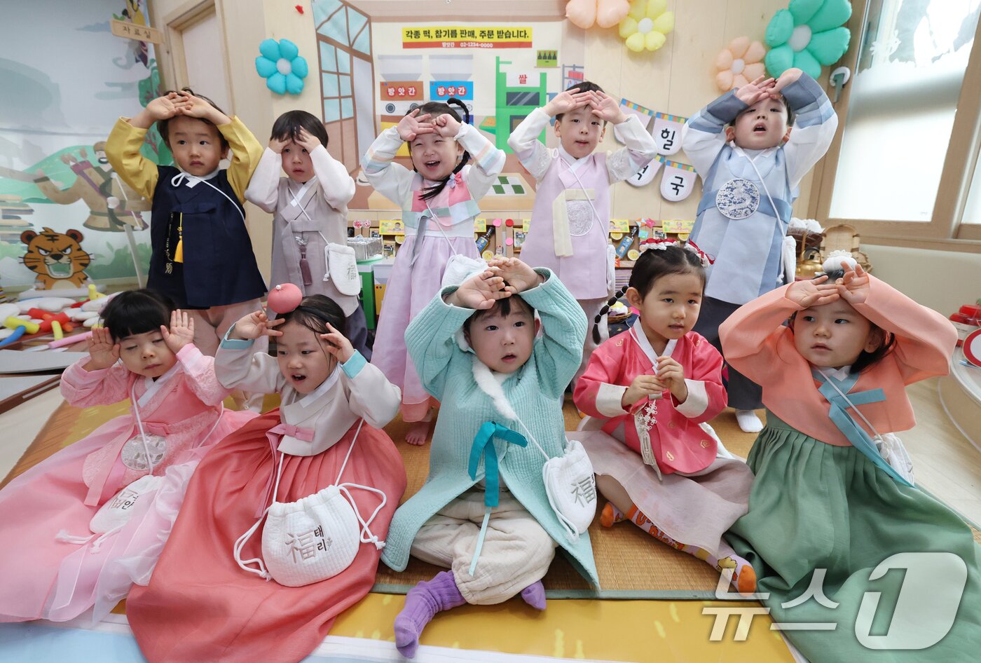 본문 이미지 - 민족 대명절 설을 일주일 앞둔 10일 경기 수원시 영통구 시립힐스광교어린이집에서 아이들이 세배하는 법을 배우고 있다. 2026.2.10 ⓒ 뉴스1 김영운 기자