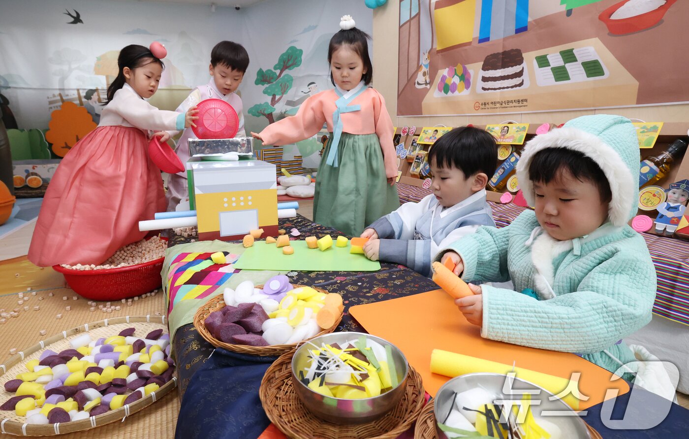 본문 이미지 - 민족 대명절 설을 일주일 앞둔 10일 경기 수원시 영통구 시립힐스광교어린이집에서 아이들이 떡국 만들기 놀이를 하고 있다. 2026.2.10 ⓒ 뉴스1 김영운 기자