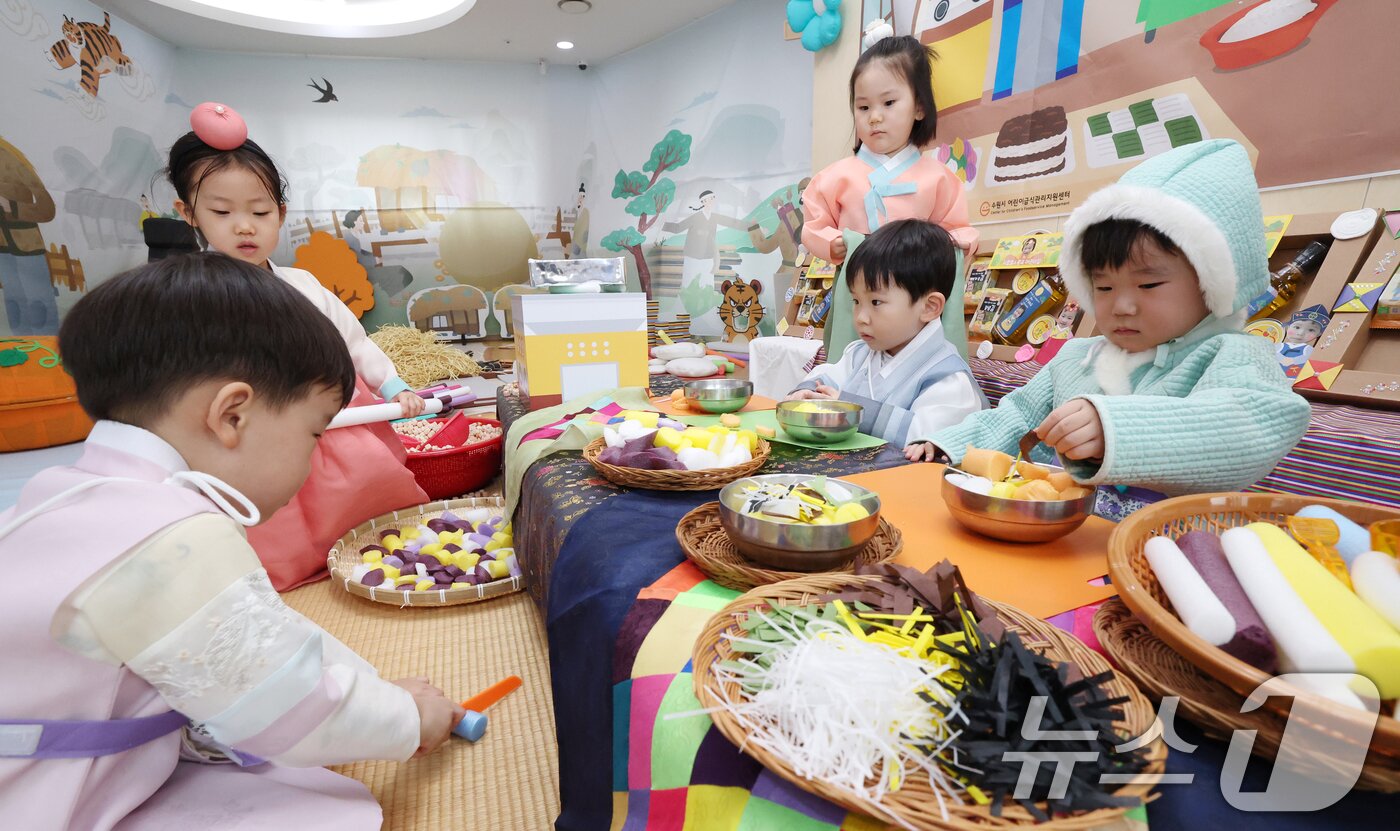 본문 이미지 - 민족 대명절 설을 일주일 앞둔 10일 경기 수원시 영통구 시립힐스광교어린이집에서 아이들이 떡국 만들기 놀이를 하고 있다. 2026.2.10 ⓒ 뉴스1 김영운 기자