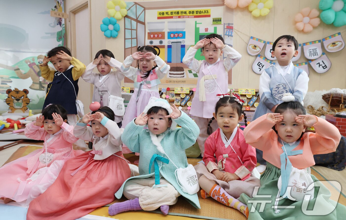 본문 이미지 - 민족 대명절 설을 일주일 앞둔 10일 경기 수원시 영통구 시립힐스광교어린이집에서 아이들이 세배하는 법을 배우고 있다. 2026.2.10 ⓒ 뉴스1 김영운 기자