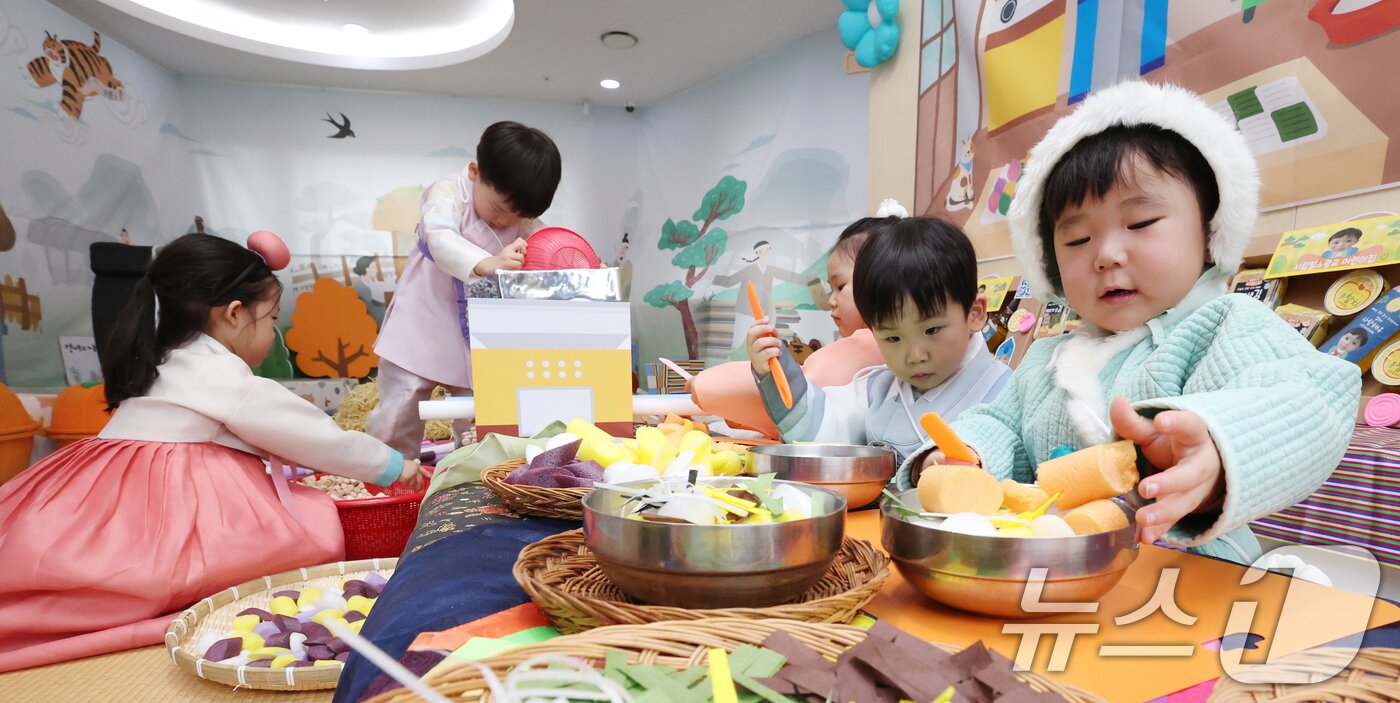 본문 이미지 - 민족 대명절 설을 일주일 앞둔 10일 경기 수원시 영통구 시립힐스광교어린이집에서 아이들이 떡국 만들기 놀이를 하고 있다. 2026.2.10 ⓒ 뉴스1 김영운 기자