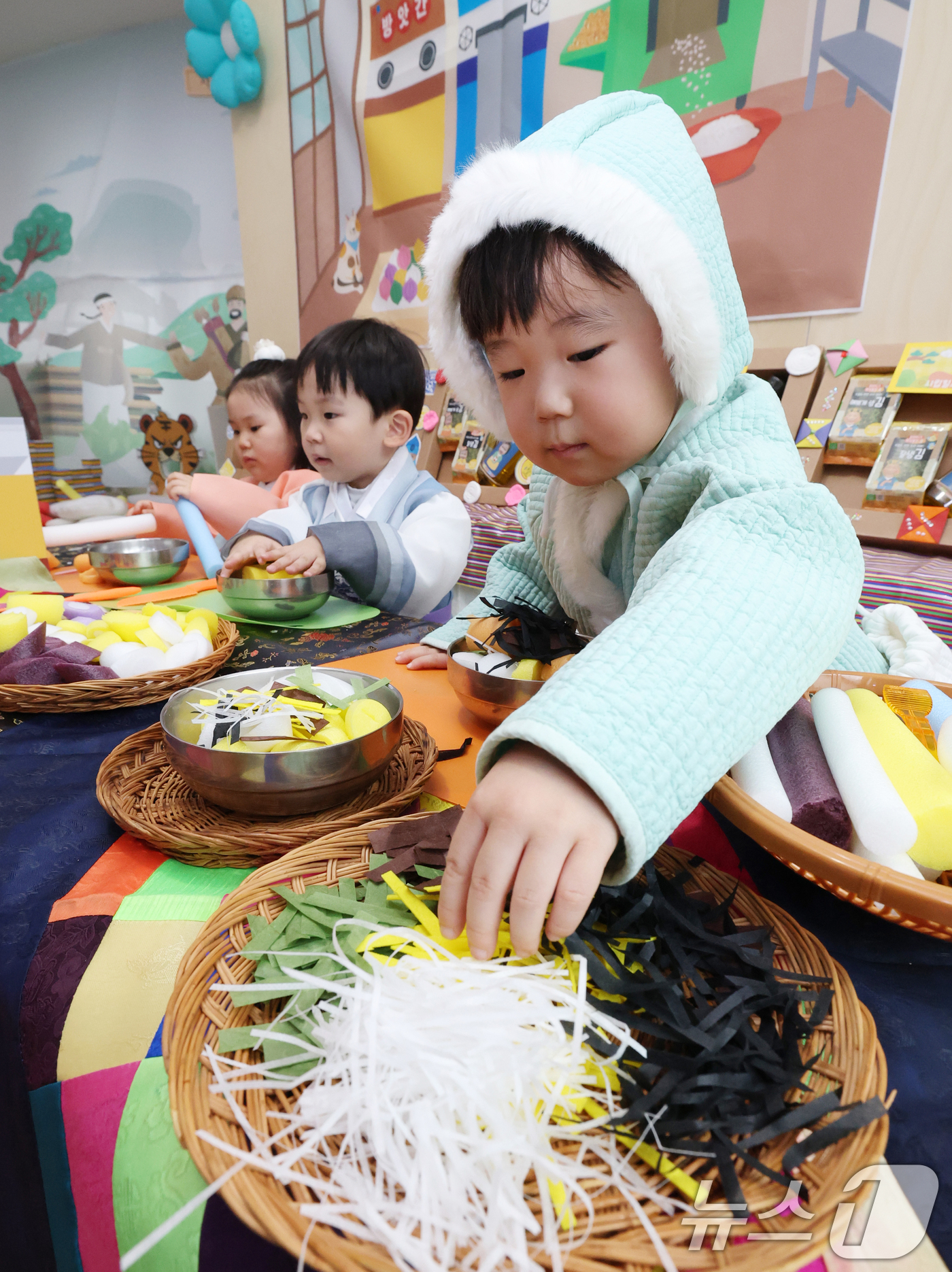 (수원=뉴스1) 김영운 기자 = 민족 대명절 설을 일주일 앞둔 10일 경기 수원시 영통구 시립힐스광교어린이집에서 아이들이 떡국 만들기 놀이를 하고 있다. 2026.2.10/뉴스1