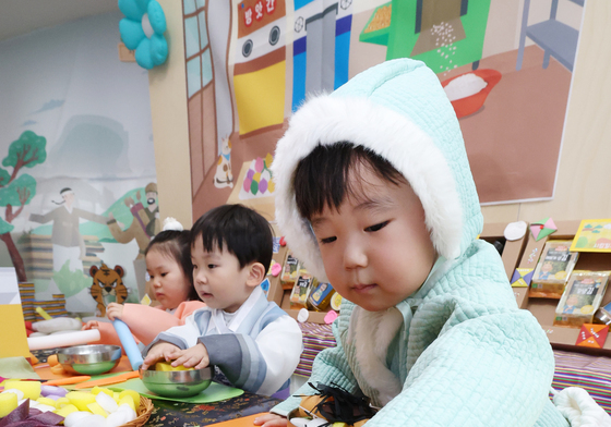 떡국 만들기 놀이하는 아이들