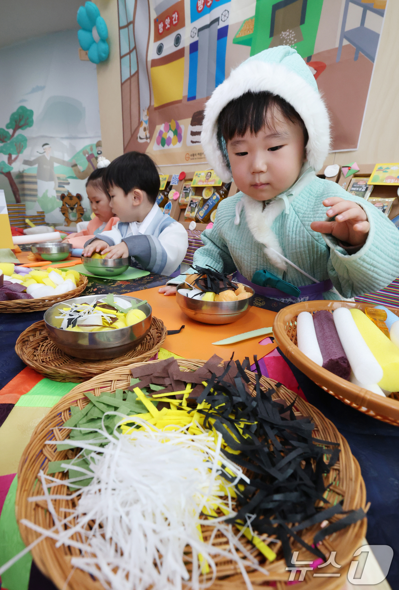 (수원=뉴스1) 김영운 기자 = 민족 대명절 설을 일주일 앞둔 10일 경기 수원시 영통구 시립힐스광교어린이집에서 아이들이 떡국 만들기 놀이를 하고 있다. 2026.2.10/뉴스1