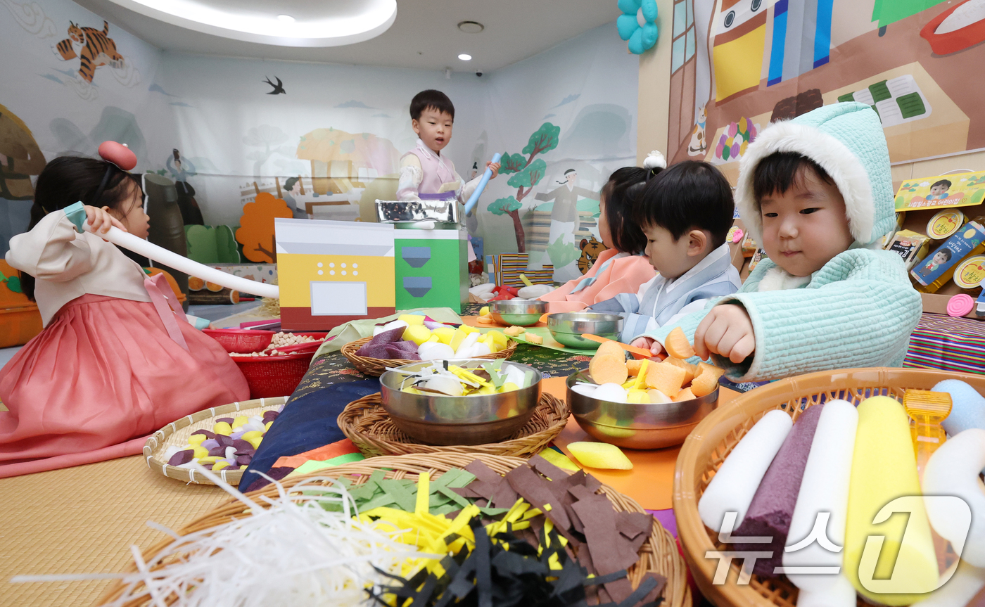 (수원=뉴스1) 김영운 기자 = 민족 대명절 설을 일주일 앞둔 10일 경기 수원시 영통구 시립힐스광교어린이집에서 아이들이 떡국 만들기 놀이를 하고 있다. 2026.2.10/뉴스1